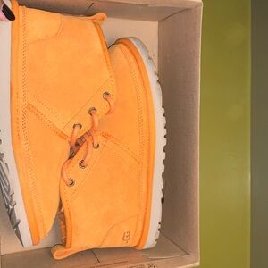 Orange neumel Uggs